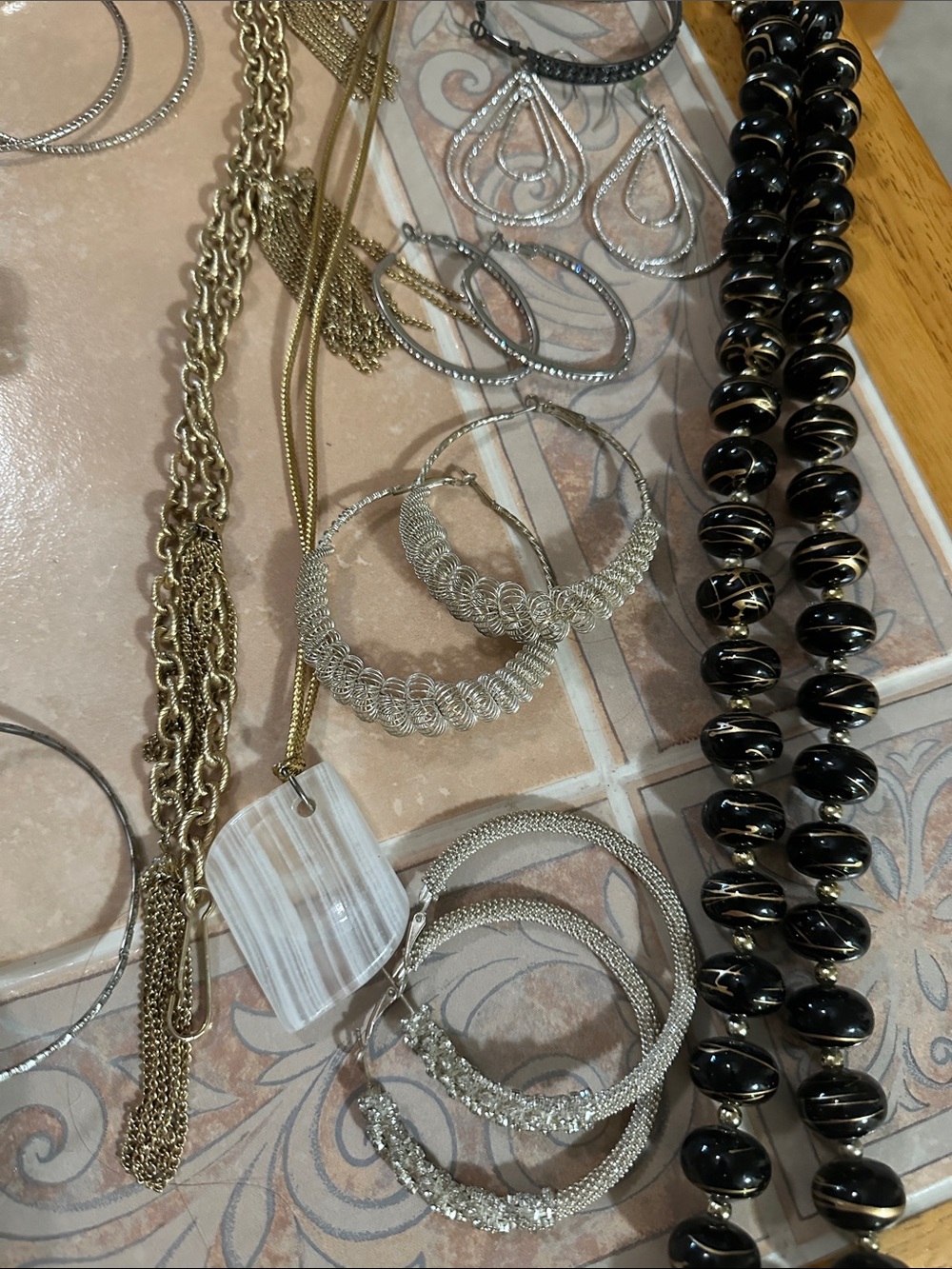 5 lbs! Mixed Costume,plus Jewelry Lot - Multi Color Necklaces & Bracelets - Picture 9 of 17